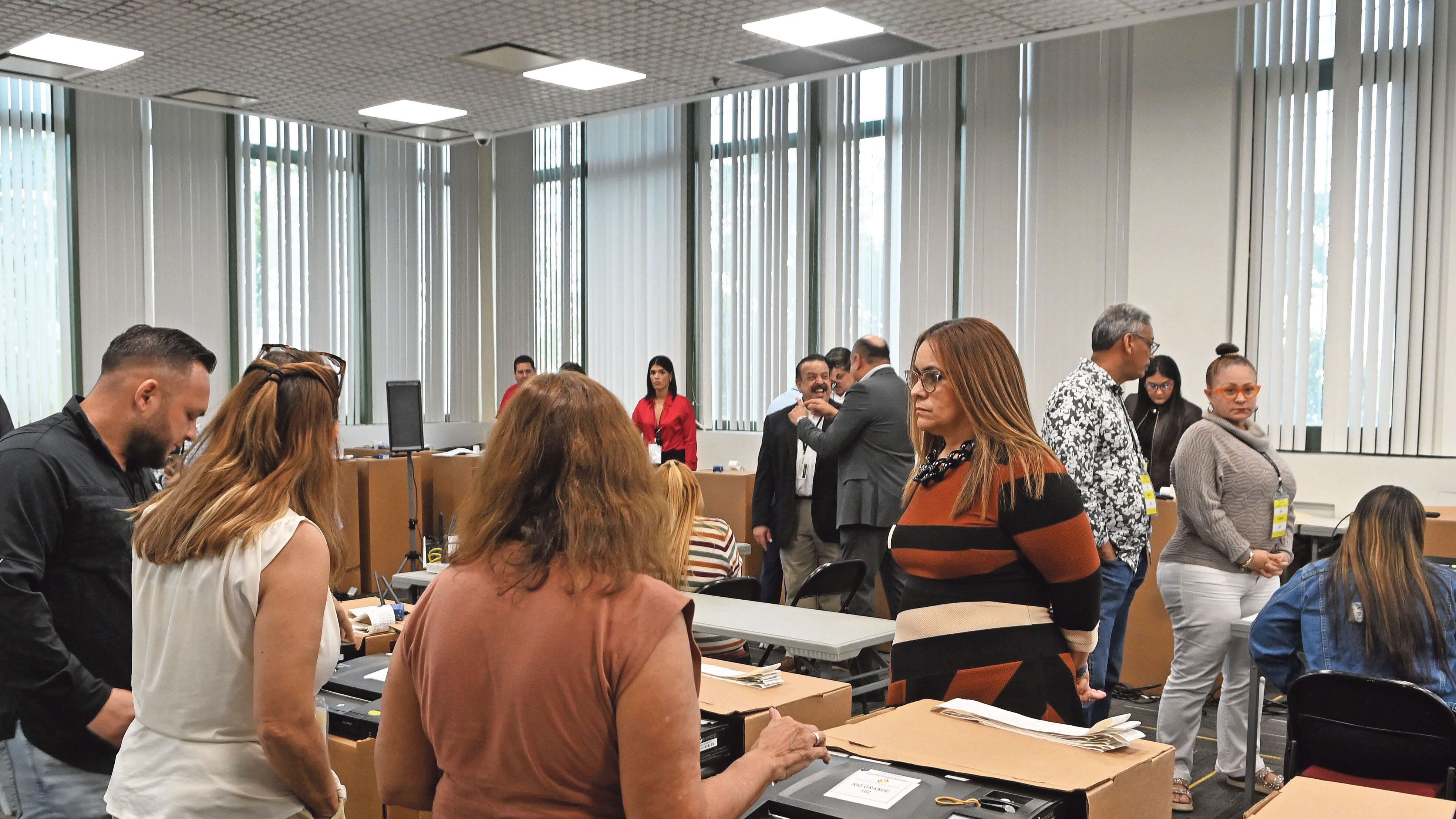 La Comisión Estatal de Elecciones, ensayan el uso de las máquinas de escrutinio.