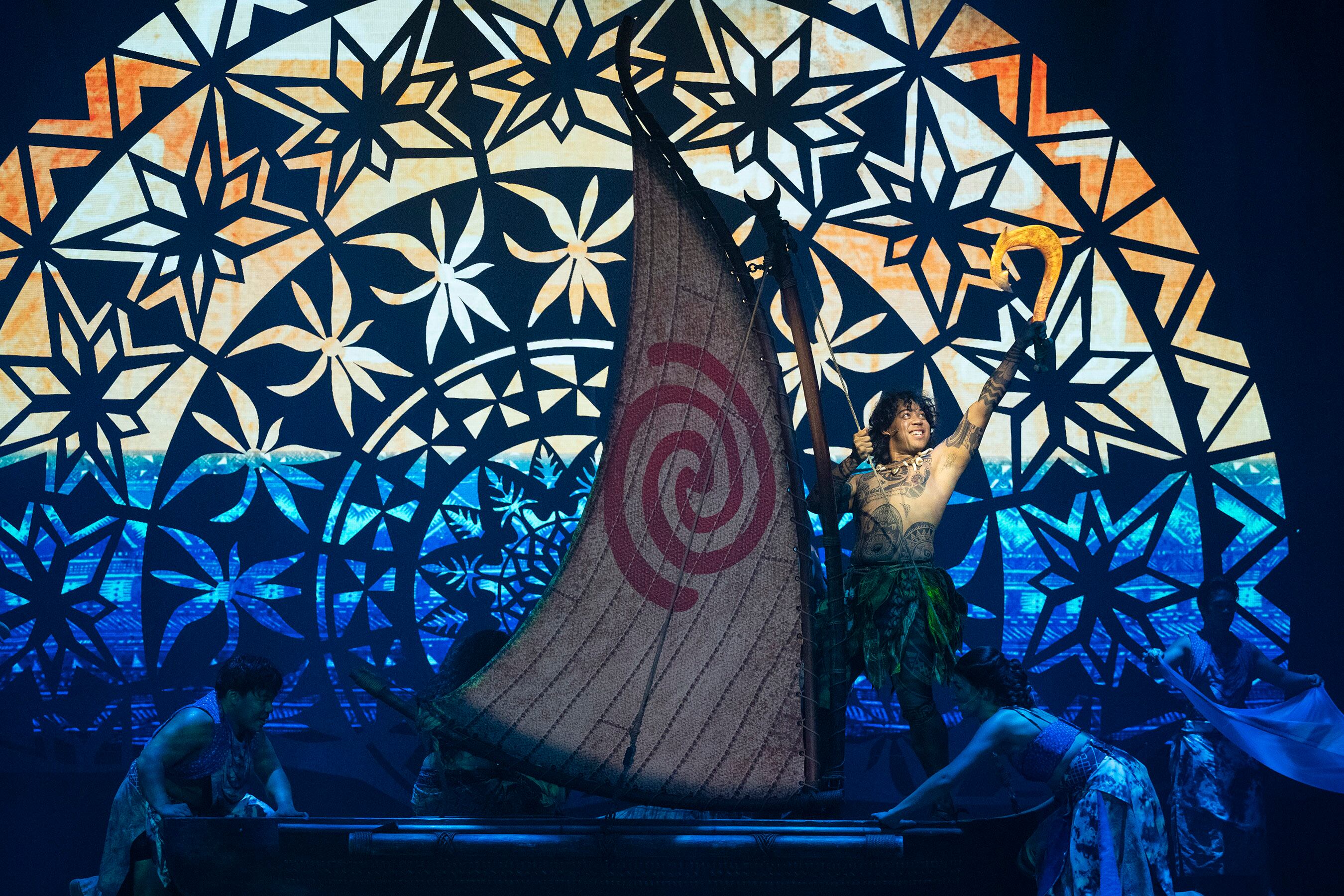 “Disney The Tale of Moana” da vida por primera vez a la historia de aventuras de Moana en el Walt Disney Theatre a bordo del nuevo barco de Disney Cruise Line, el Disney Treasure. Con una escenografía y una música llena de elementos de la cultura de las Islas del Pacífico que inspiran el clásico cuento de iniciación, esta innovadora producción sumergirá al público en una aventura transformadora por tierra y mar. Los visitantes vivirán la historia de Moana como nunca antes, con nuevas canciones, marionetas a gran escala y efectos especiales innovadores.