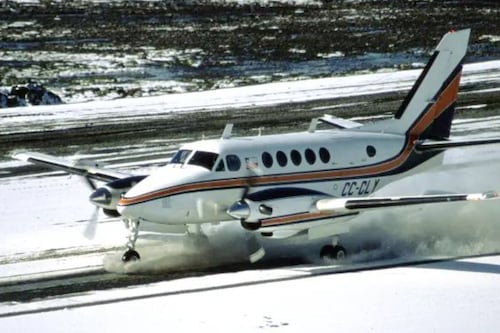 Avión pierde su puerta a diez minutos de despegar