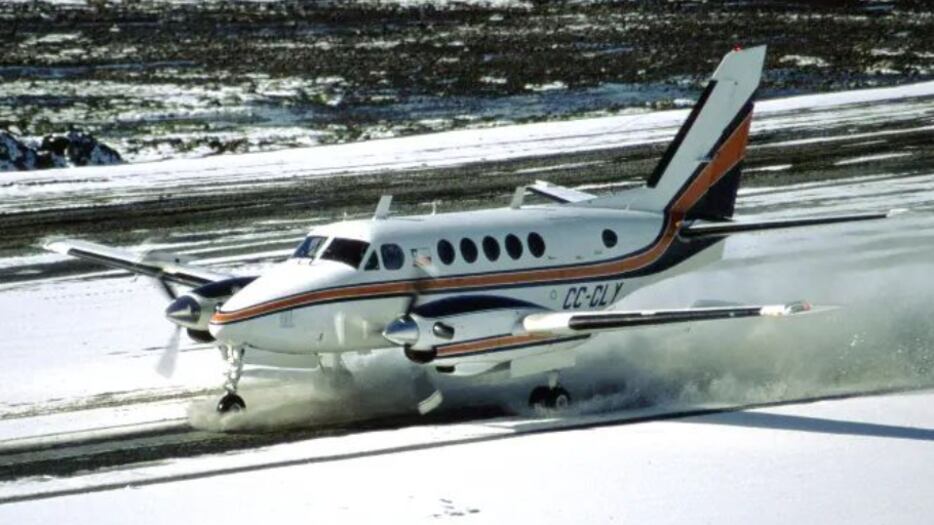 Avión pierde su puerta