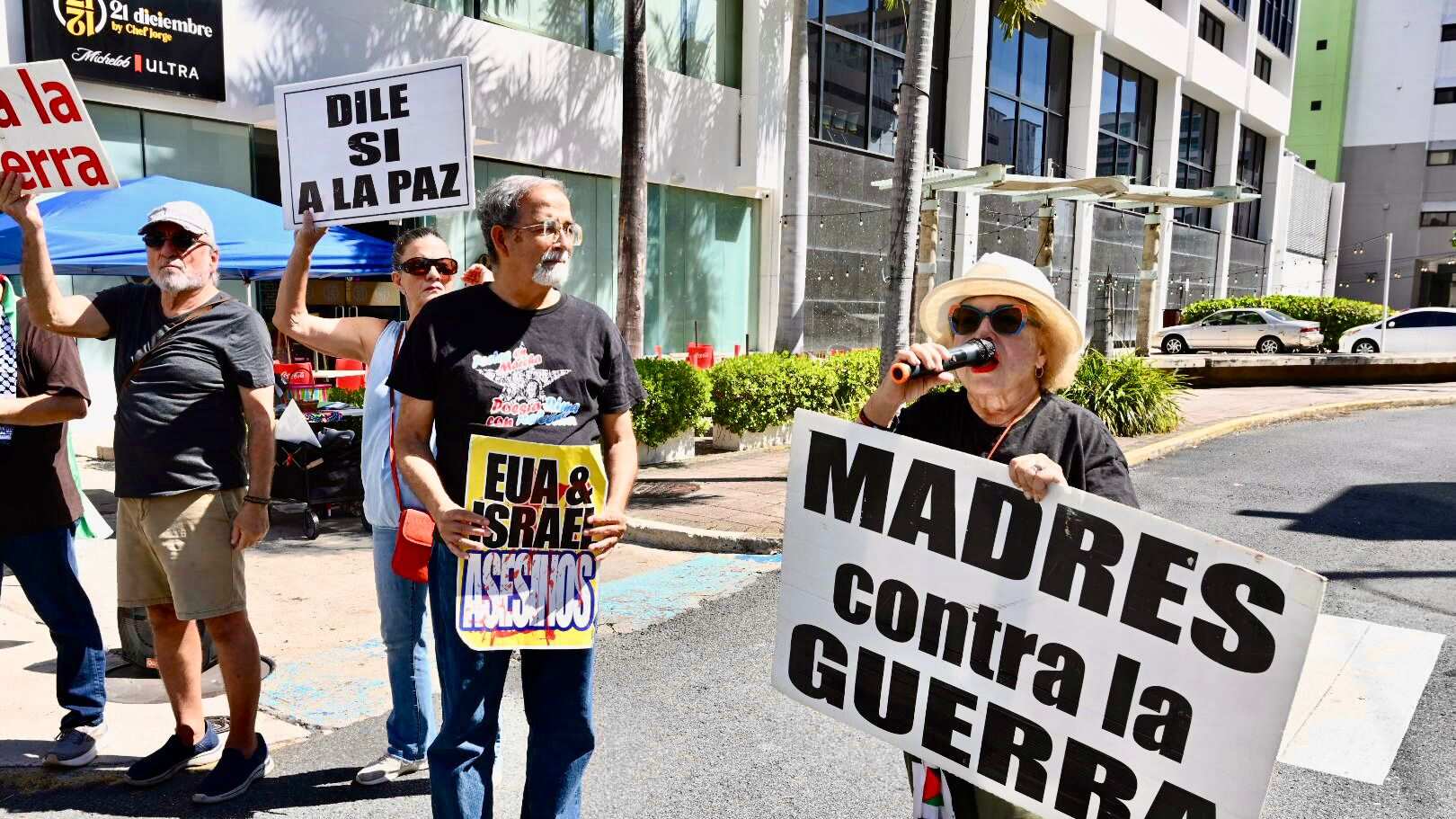 Integrantes de Madres contra la Guerra protestaron frente al consulado de Israel en Hato Rey para exigir la liberación de la puertorriqueña Zuleyka Morales Rivera, detenida en el asalto a la Flotilla Sumud.