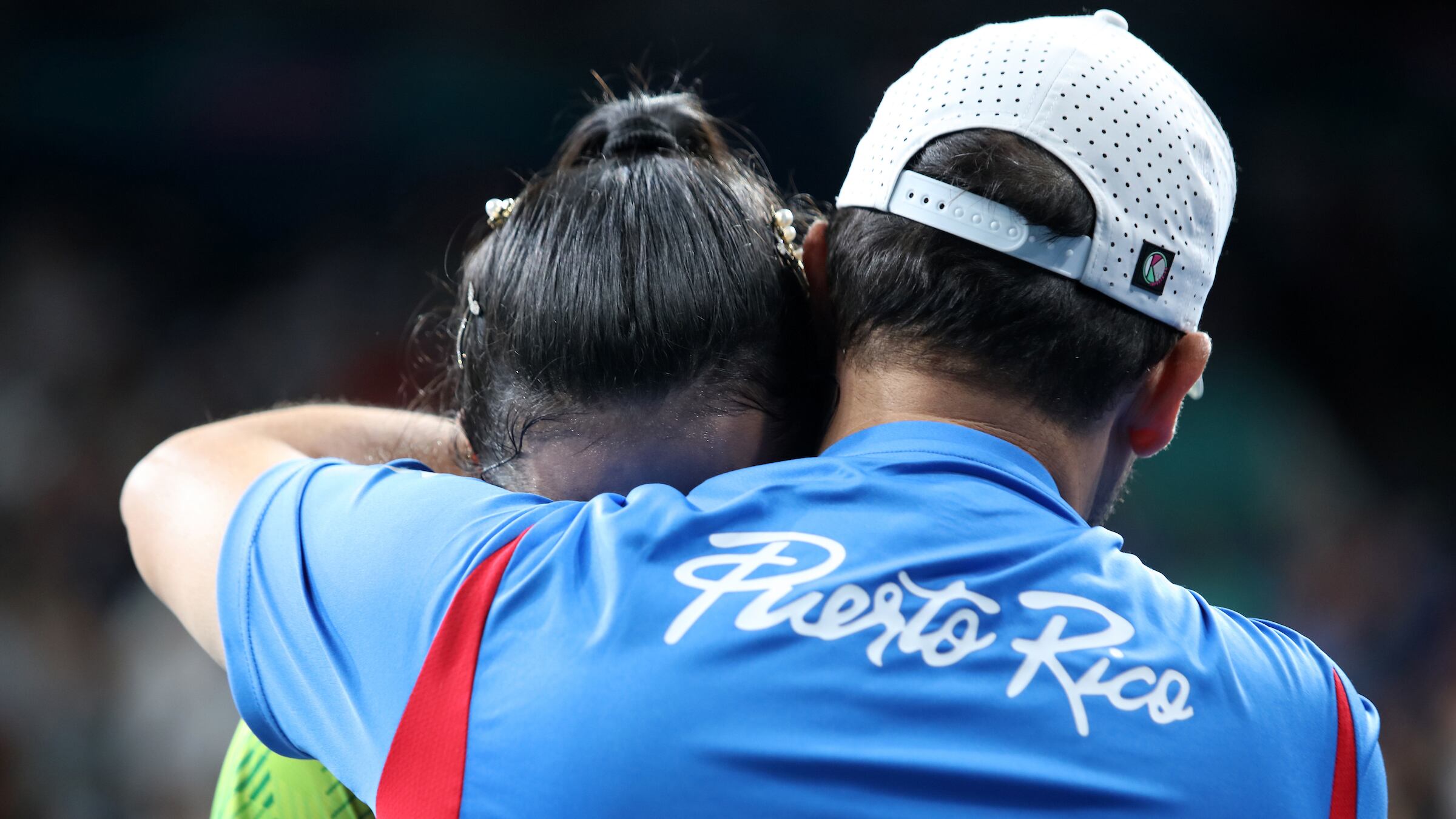 La boricua fue consolada por su padre, tras caer en octavos de final.