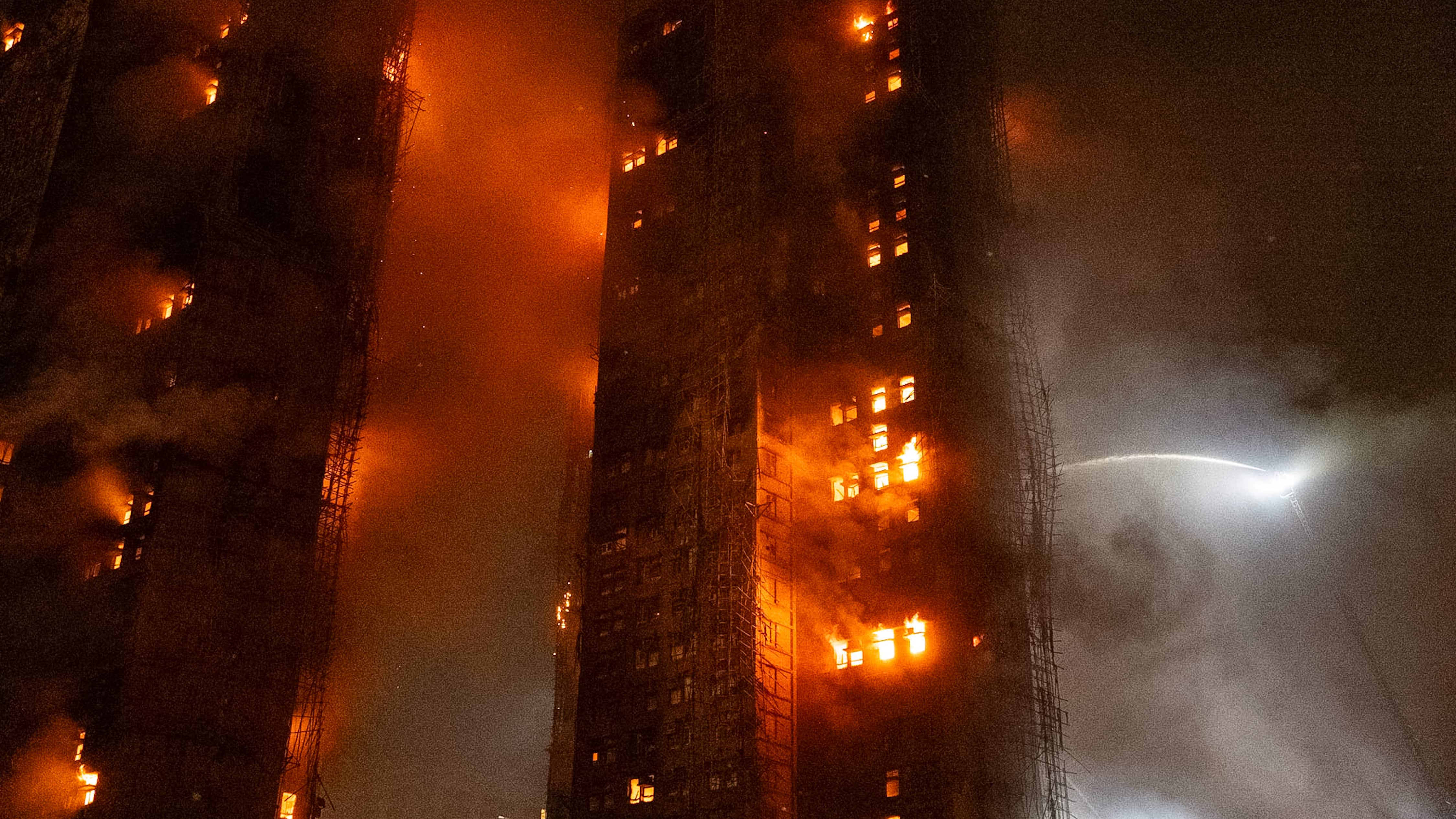 El fuego inició en andamios de bambú y afectó un complejo habitacional.