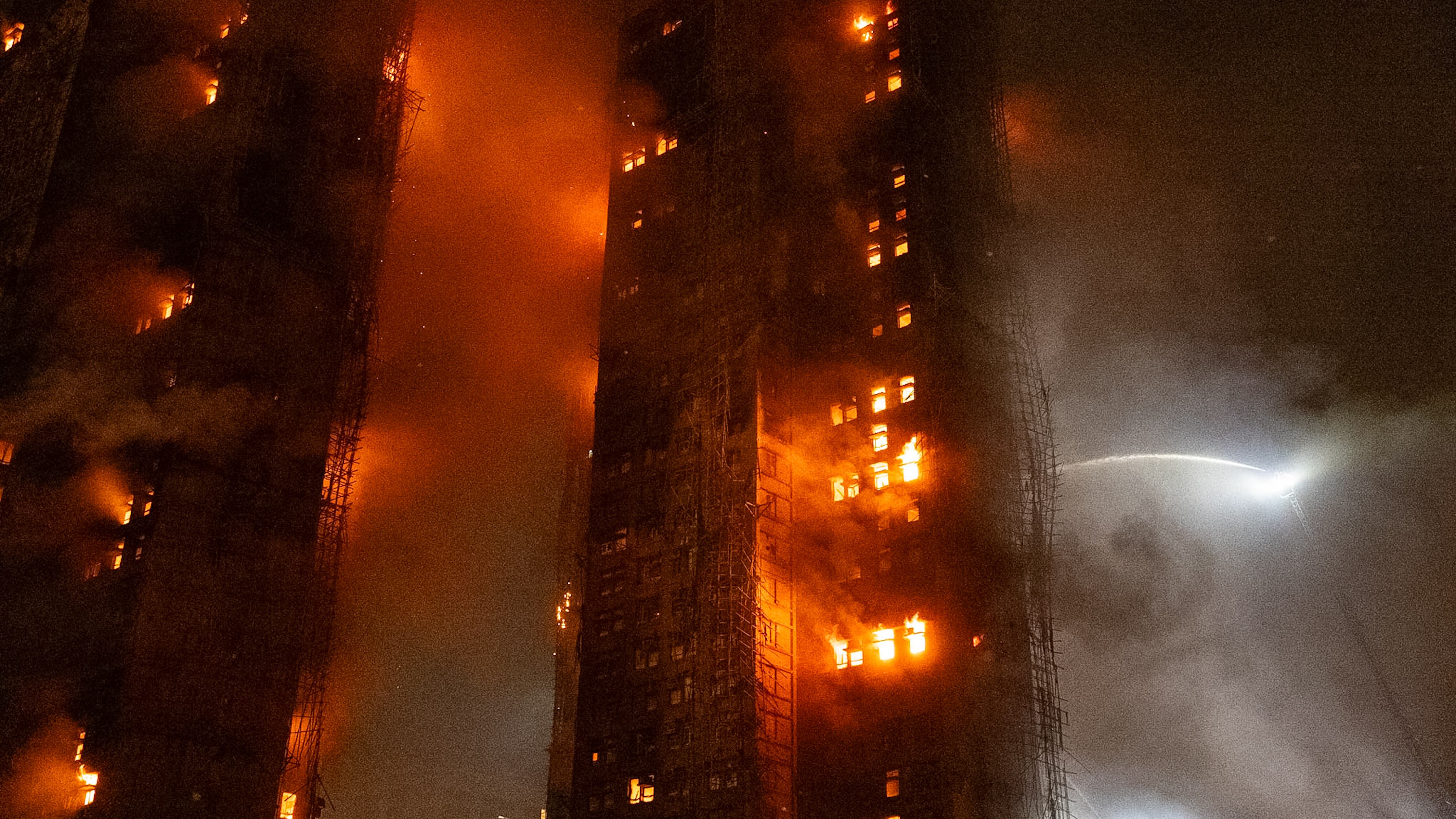 El fuego inició en andamios de bambú y afectó un complejo habitacional.