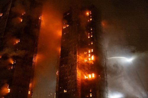 Aumentan a 55 los muertos tras incendio en complejo de rascacielos en Hong Kong