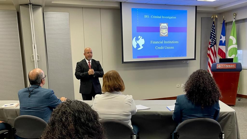 Capacitan a examinadores de COSSEC para investigar crímenes bancarios.