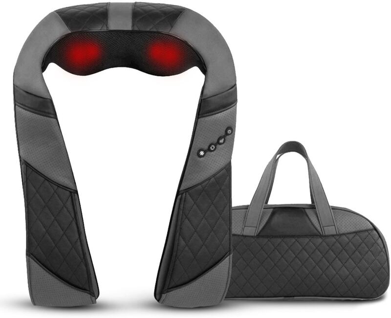 Papá agradecerá esos momentos de relajación y liberar de tensiones con una máquina para masaje de varias velocidades o una almohada masajeadora como la Neck & Back Massager, que incluye el travel bag, para que la pueda llevar donde quiera que vaya.