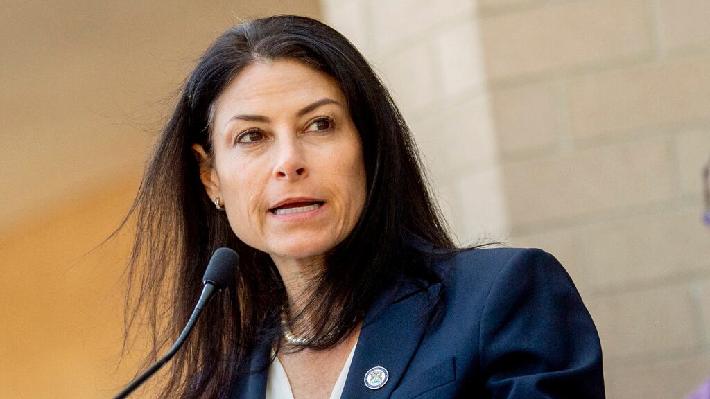 ARCHIVO - La fiscal general de Michigan, Dana Nessel, habla durante una conferencia de prensa el 19 de septiembre de 2022, afuera del Departamento de Policía del condado de Genesee, en Flint, Michigan. (Jake May/The Flint Journal via AP, Archivo)