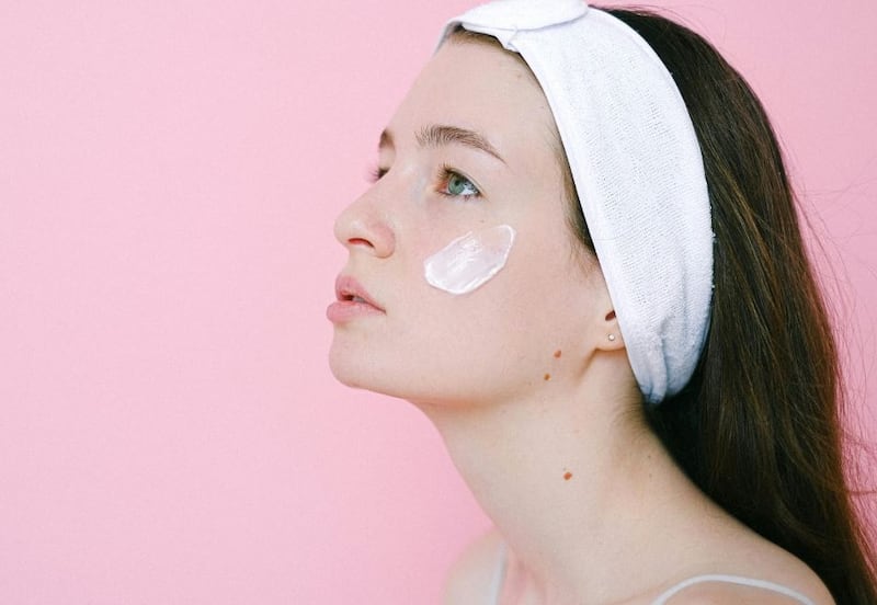 De acuerdo a Harvard, "en su mayor parte, los adolescentes y preadolescentes no necesitan productos para la piel con activos”.