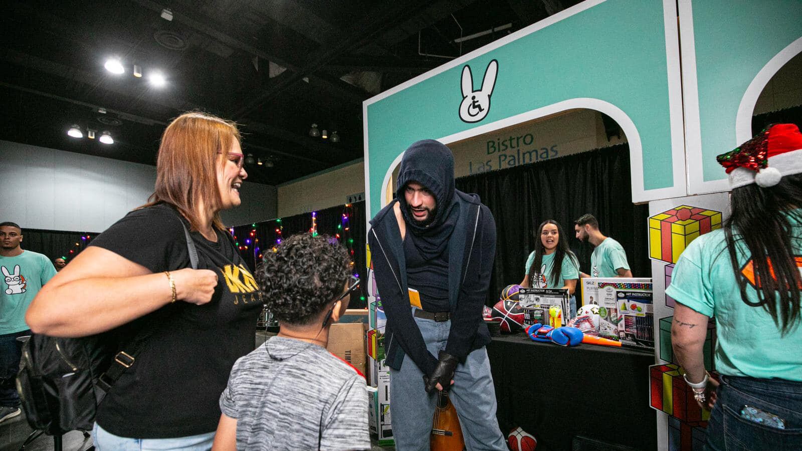 Entrega de regalos de la Fundación Good Bunny