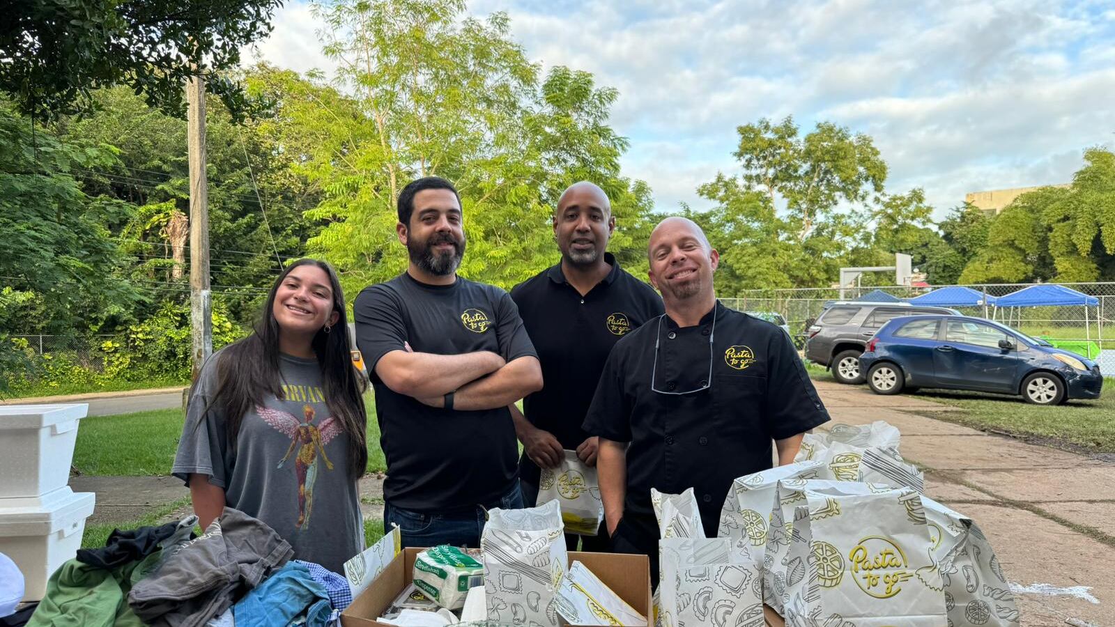 Daniela Isabel González reparte comida junto a los socios de Pasta To Go.