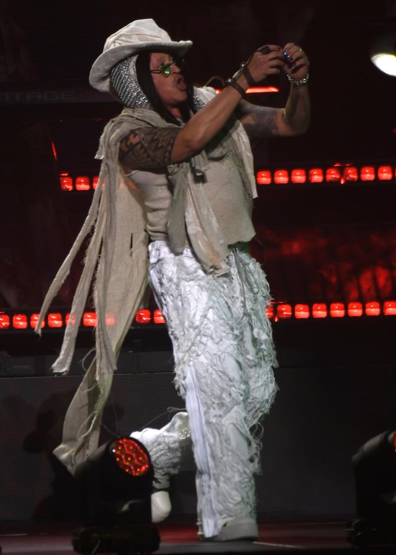 Elvis Crespo se presenta en el Coliseo de Puerto Rico.