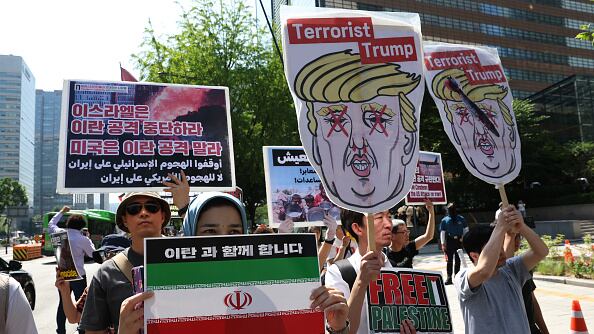 SEÚL, COREA DEL SUR – 22 DE JUNIO: Manifestantes participan en una protesta condenando los ataques con misiles de Estados Unidos e Israel contra Irán y en solidaridad con los palestinos, el 22 de junio de 2025 en Seúl, Corea del Sur. El presidente estadounidense Trump habló en un discurso televisado tras el ataque del ejército estadounidense a tres instalaciones nucleares iraníes. (Foto de Chung Sung-Jun/Getty Images)