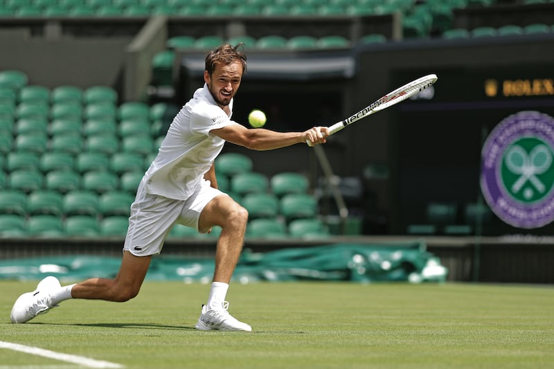 LONDRES, INGLATERRA - 27 DE JUNIO: Daniil Medvedev juega un revés durante la práctica en la cancha central antes del Campeonato de Wimbledon 2024 en el All England Lawn Tennis and Croquet Club el 27 de junio de 2024 en Londres, Inglaterra. (Foto de Clive Brunskill/Getty Images)