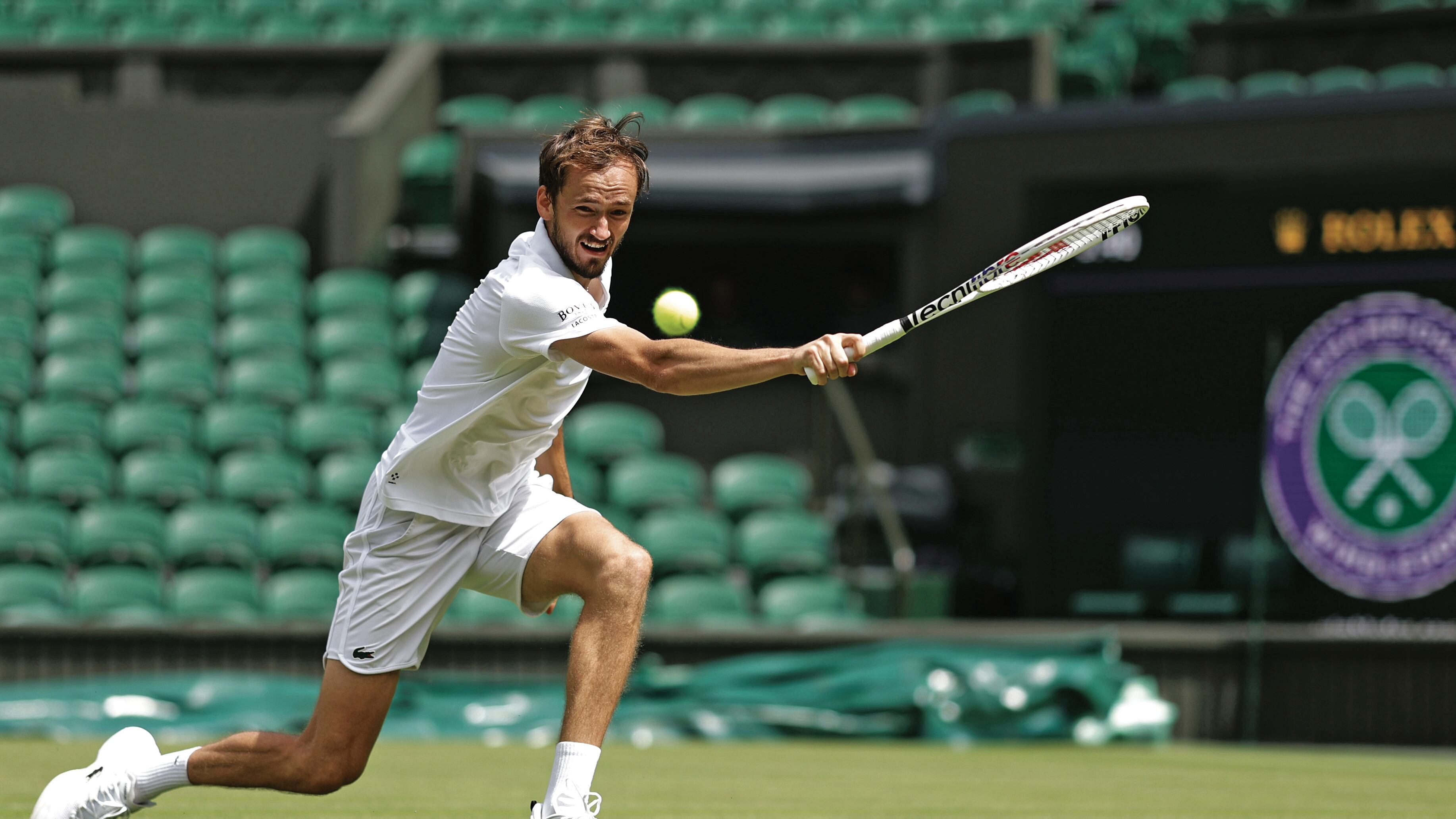 LONDRES, INGLATERRA - 27 DE JUNIO: Daniil Medvedev juega un revés durante la práctica en la cancha central antes del Campeonato de Wimbledon 2024 en el All England Lawn Tennis and Croquet Club el 27 de junio de 2024 en Londres, Inglaterra. (Foto de Clive Brunskill/Getty Images)
