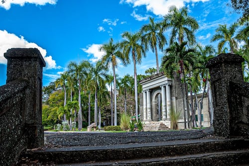 Equipo especializado en Centro Médico atiende estudiante del RUM al que le cayó portón encima