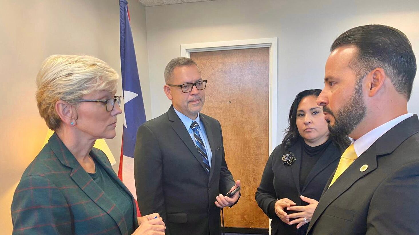 La secretaria del Departamento de Energía, el alcalde de Orocovis, la directora para Asuntos gubernamentales y legislativos para el NLC y el alcalde de Villalba.