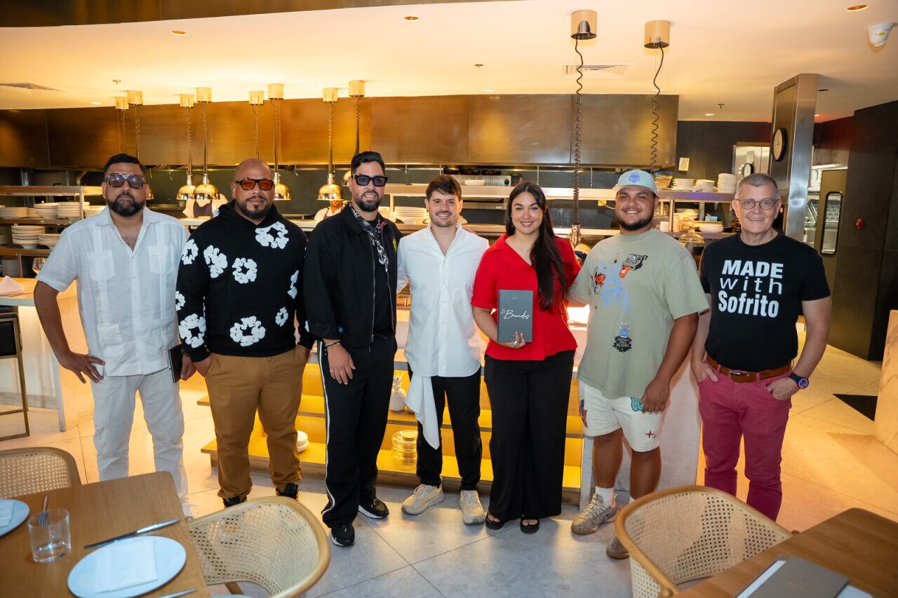 Colectivo de artistas que participaron en el proyecto El Brindis.