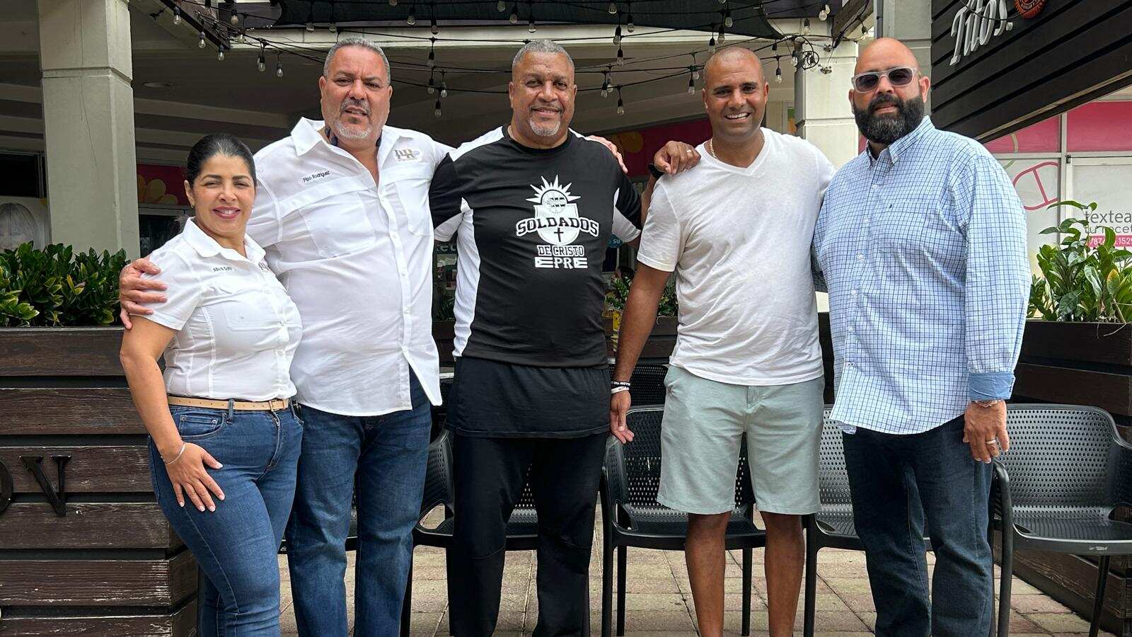 Promotores y productores junto a Kevin Cooper, capellán de los New York Knicks, y Damon Gunn, capellán de los Houston Rockest.