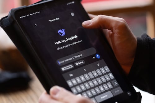 Chatbots de IA pueden cambiar la opinión de los votantes, según estudio