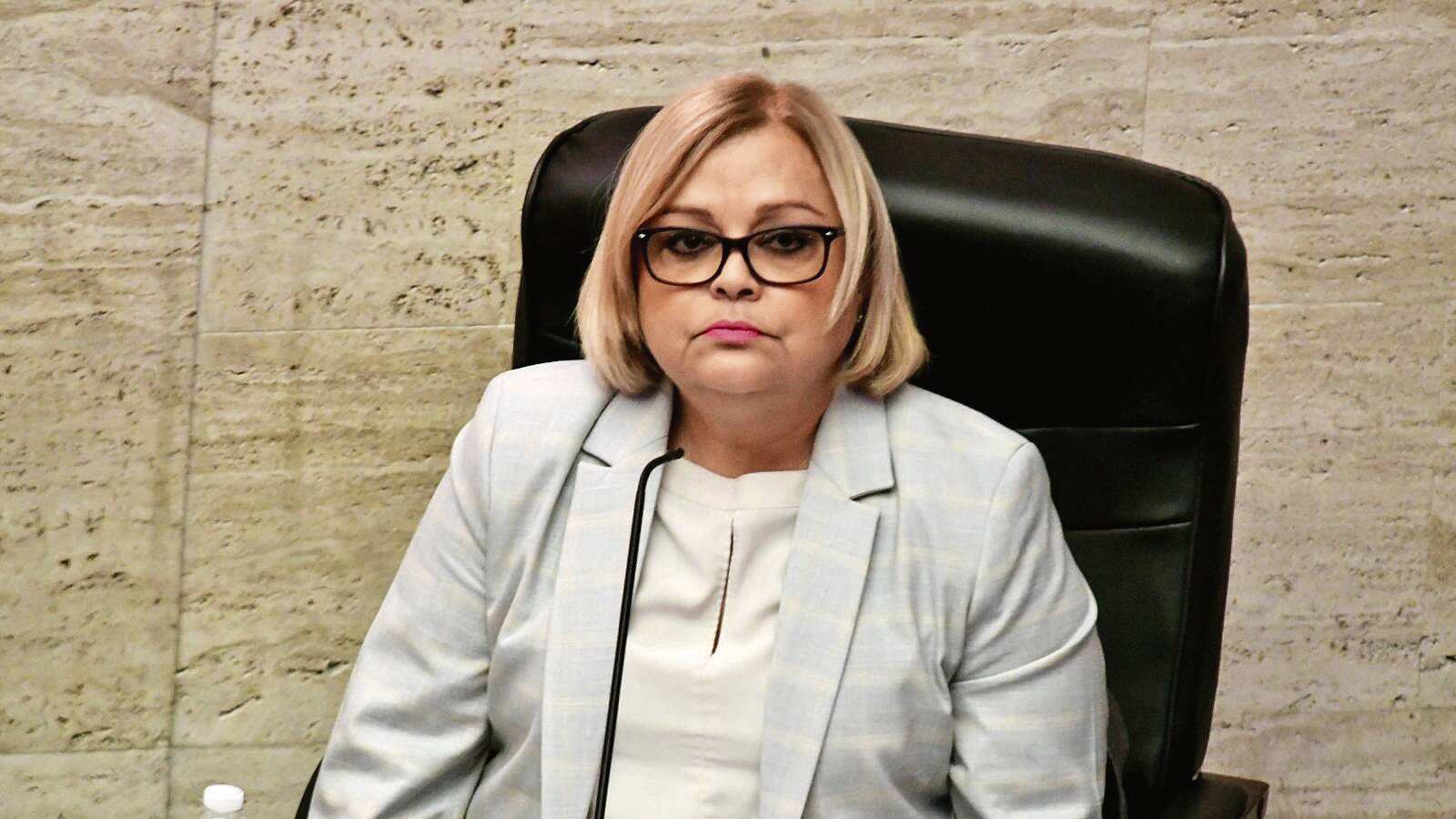 Ana Escobar. Algunos sectores piden su renuncia mientras otros aseguran que la funcionaria “ha dado cara”. / Dennis A. Jones