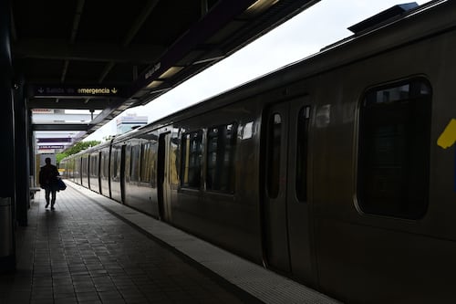 ATI implementa transporte alterno en estaciones del Tren Urbano por trabajos eléctricos