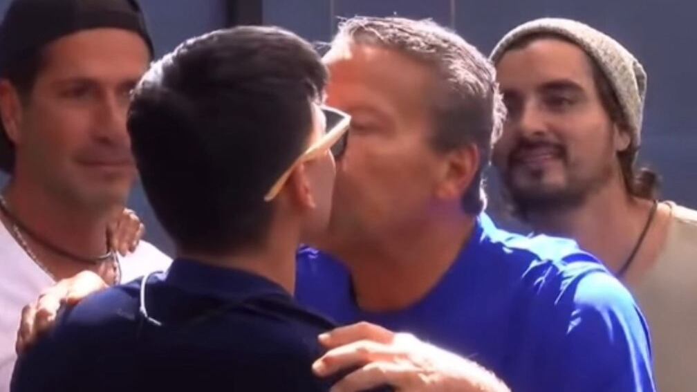 Beso de "La Divaza" y el actor Alfredo Adame.