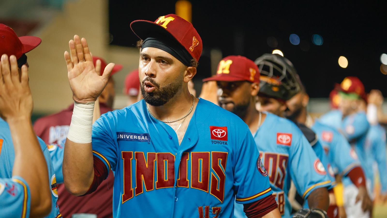 Edwin Ríos en uniforme de los Indios de Mayagüez