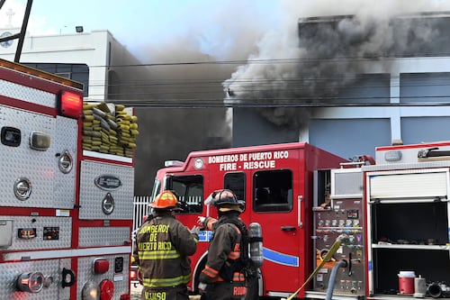 Controlan incendio en área urbana de Dorado