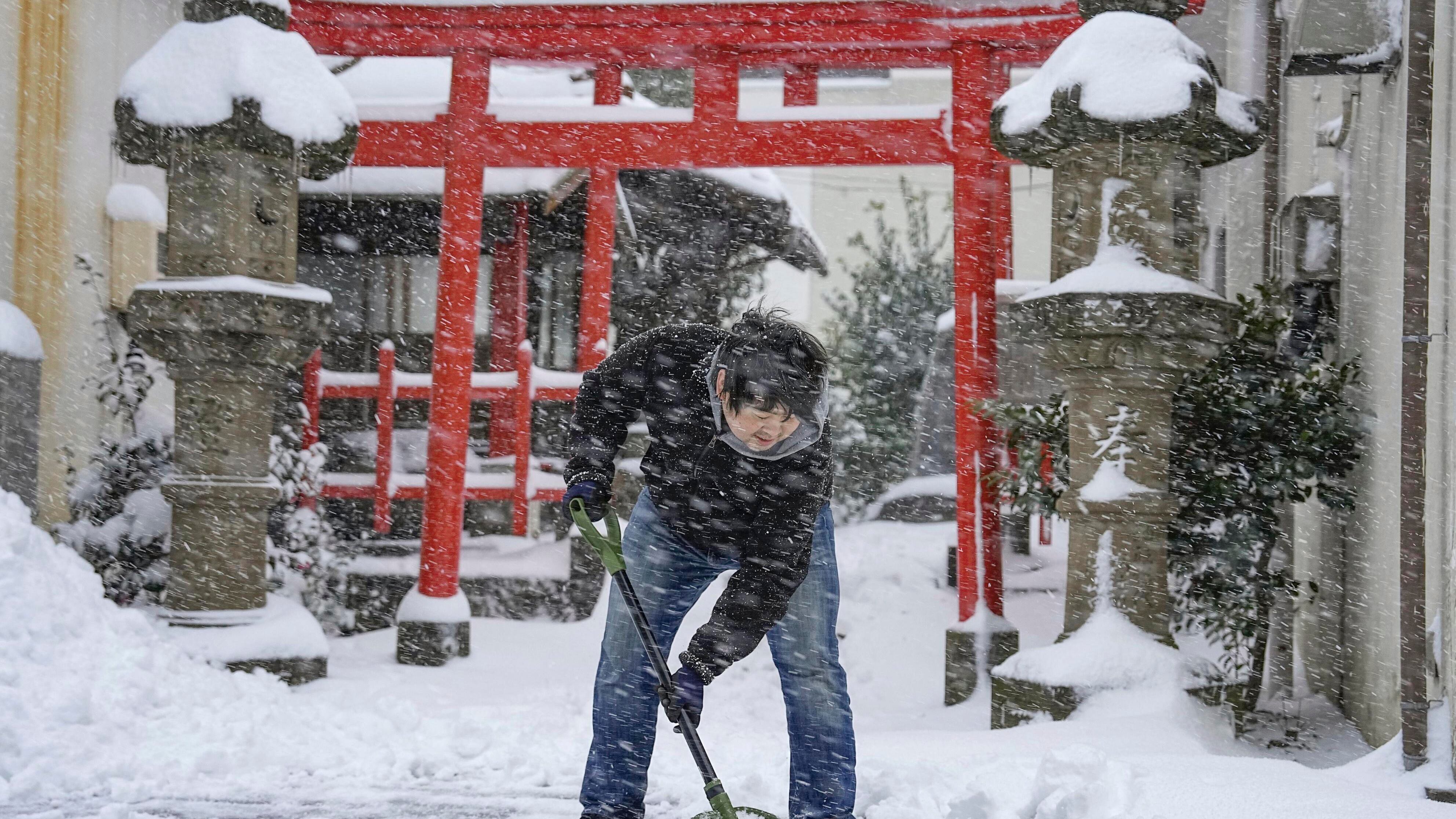 Persona retira nieve