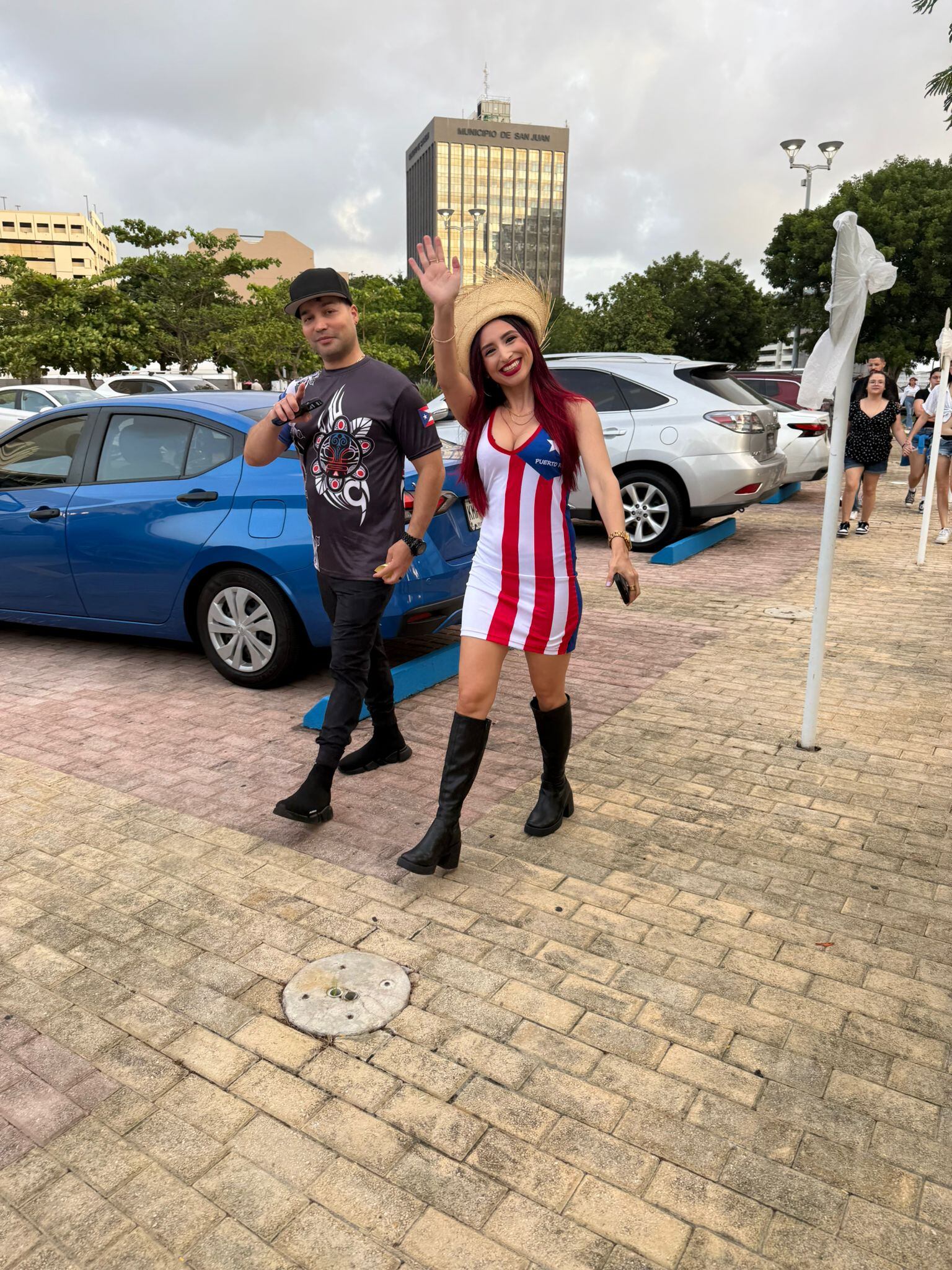 Fanáticos de Bad Bunny lucieron sus mejores vestidos, al estilo boricua para la primera función del concierto.