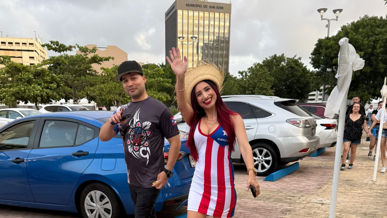 Fanáticos de Bad Bunny lucieron sus mejores vestidos, al estilo boricua para la primera función del concierto.