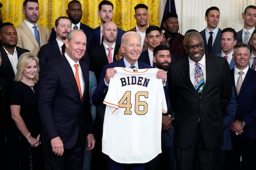 Biden recibe a los Astros y se identifica con la hazaña del mánager Dusty Baker