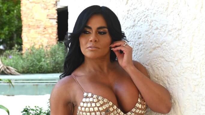 La modelo presenta su nuevo perfume junto a su pareja.