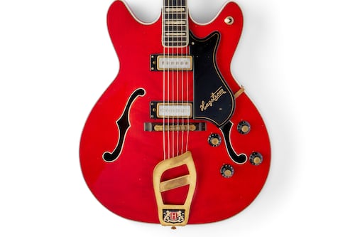 Sotheby’s subastará en Nueva York la guitarra rojo cerezo del ‘Rey del Rock’ Elvis Presley