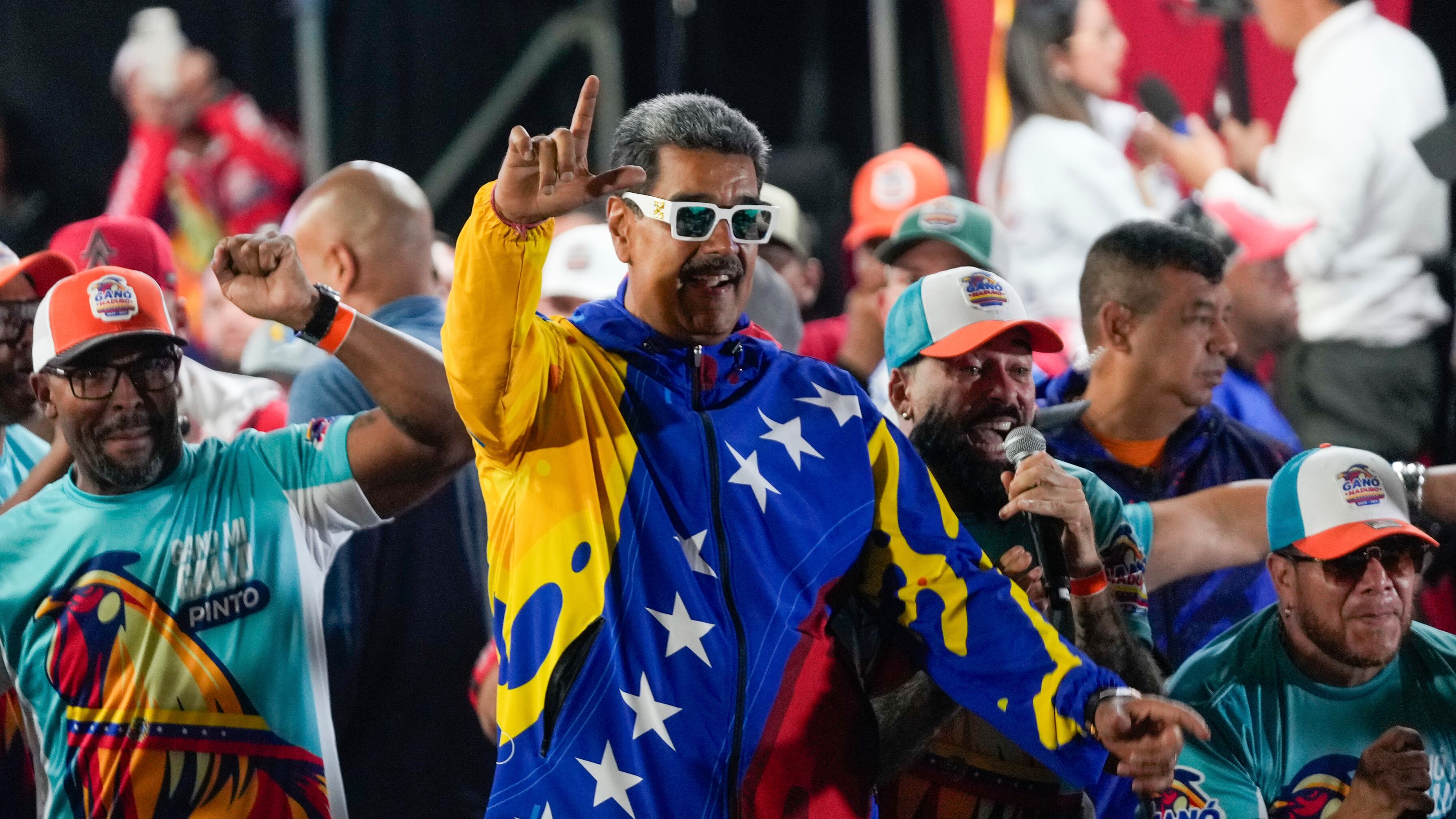 El presidente Nicolás Maduro baila frente al palacio presidencial de Miraflores después de que las autoridades electorales lo declararan ganador de las elecciones