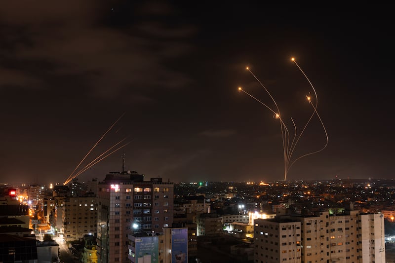 Cohetes disparados desde Gaza e interceptados por el sistema antimisiles Domo de Hierro de Israel, vistos desde la Ciudad de Gaza, el 13 de mayo de 2023. (AP Foto/Fatima Shbair, Archivo)
