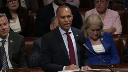 Hakeem Jeffries frena la agenda de Trump en la Cámara con discurso que supera las siete horas.