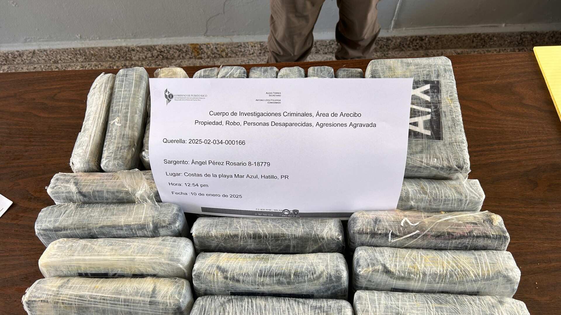 Hallan fardo de aparente cocaína en playa de Hatillo