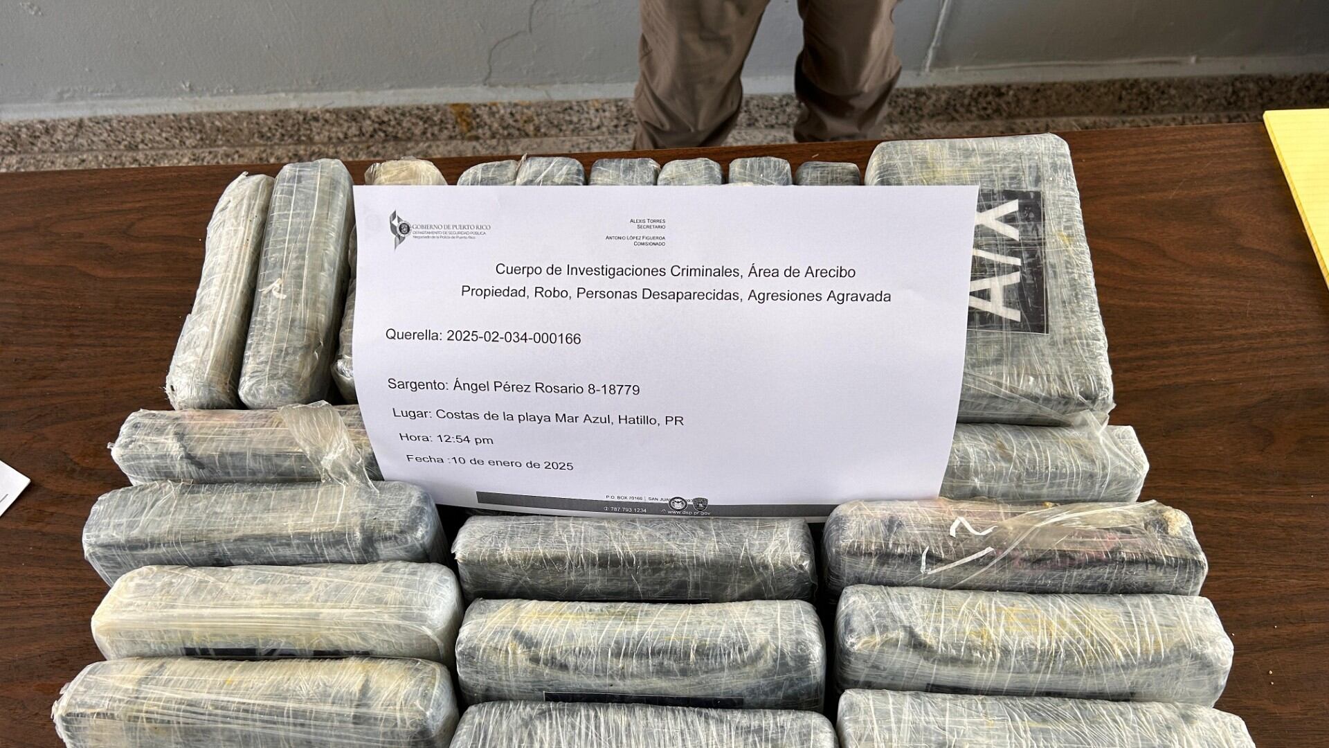 Hallan fardo de aparente cocaína en playa de Hatillo