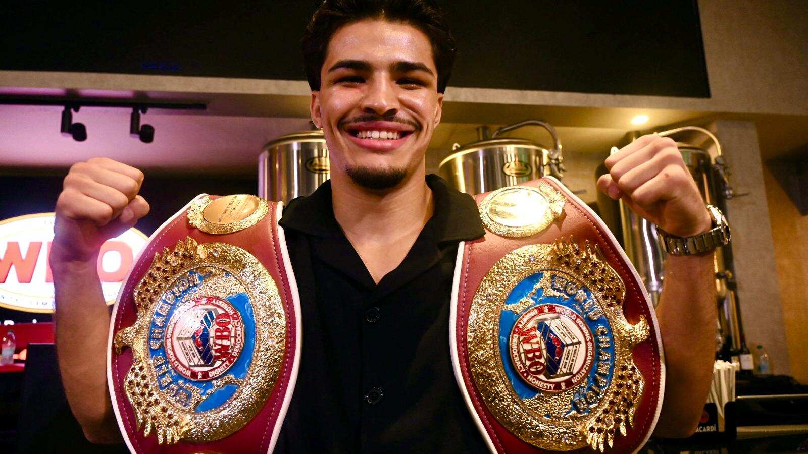 El boxeador recibió su cinturón del campeonato mundial de la OMB.