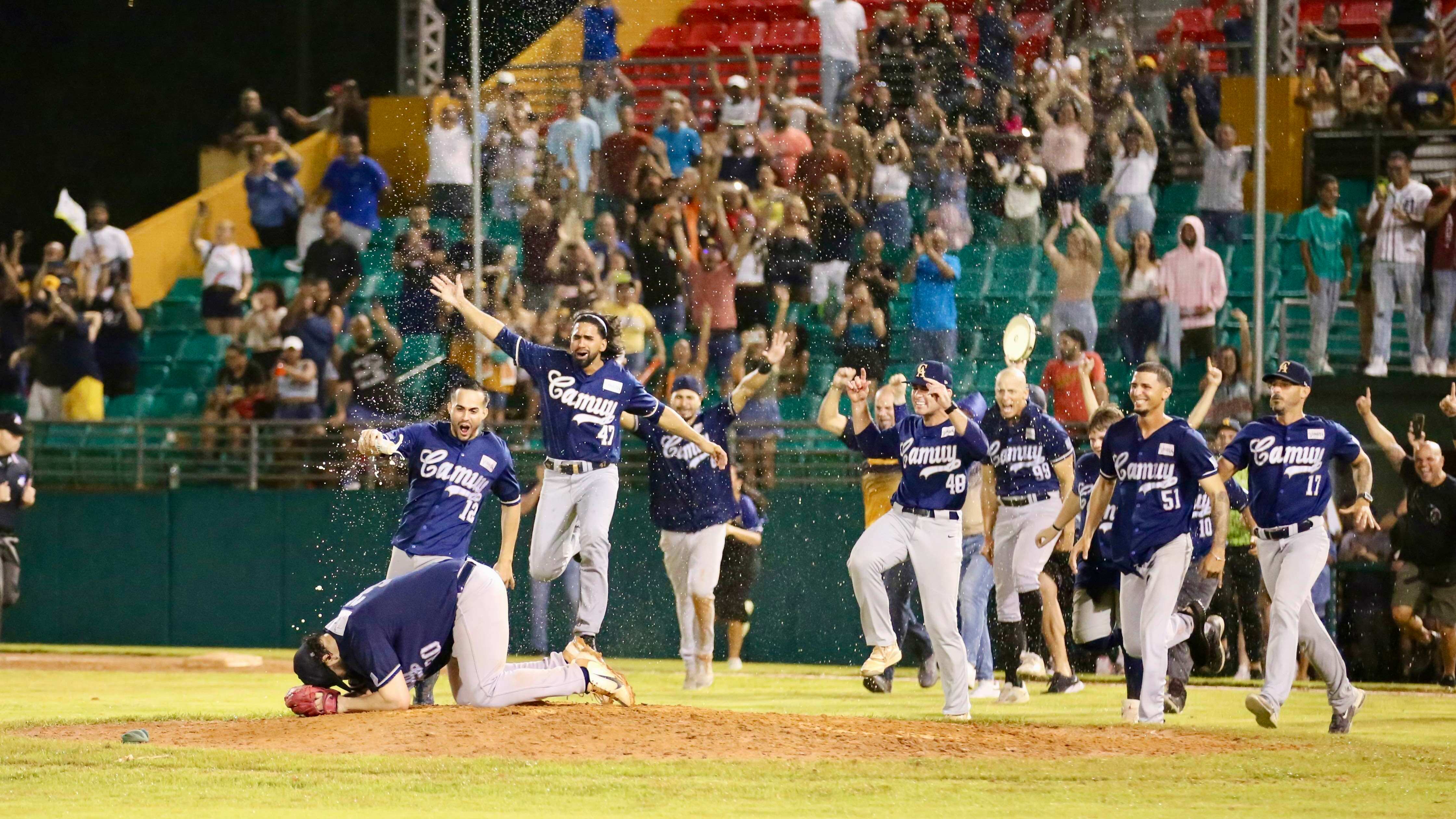 Camuy se coronó campeón la noche del domingo de la pelota Doble A en Puerto Rico.