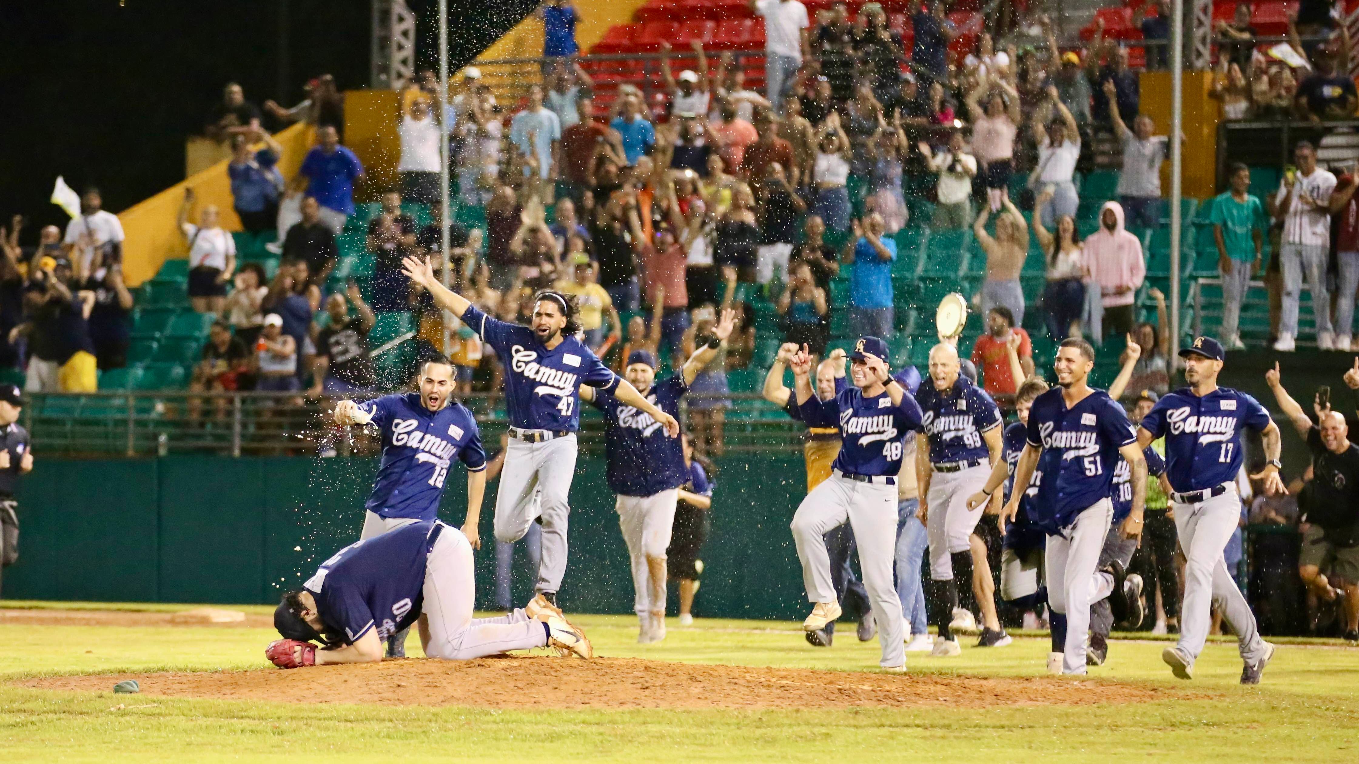 Camuy se coronó campeón la noche del domingo de la pelota Doble A en Puerto Rico.