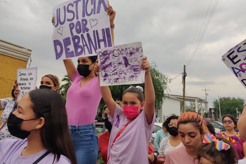 “No fue un accidente”, gritan decenas de mujeres que claman justicia para Debanhi, en motel Nueva Castilla 