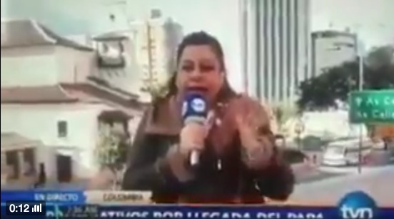 Periodista confundió el papamóvil con el batimóvil de Batman en medio de transmisión en vivo