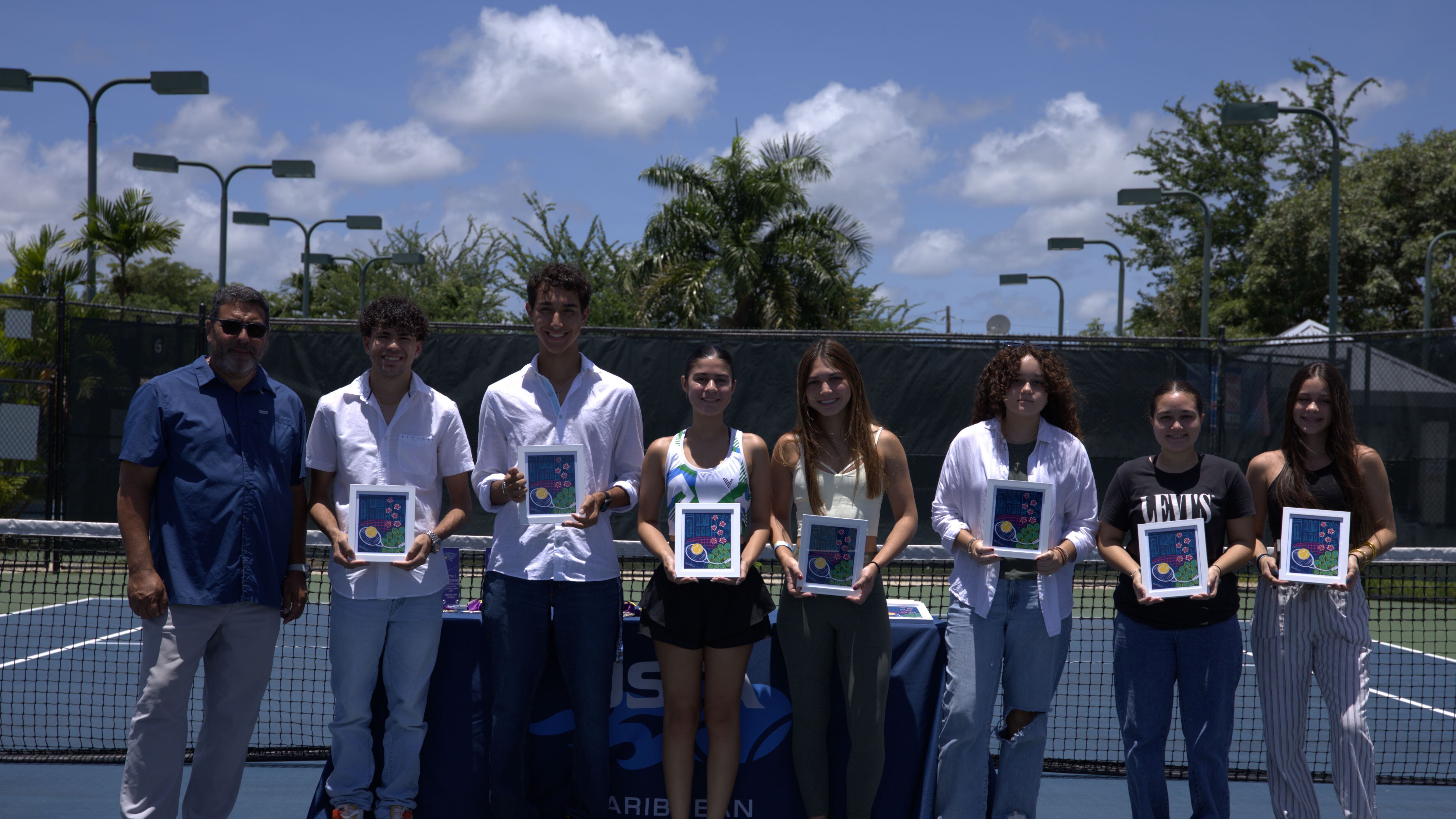 José Vázquez, presidente de CTA, y los jugadores reconocidos con el Premio Fidelidad.