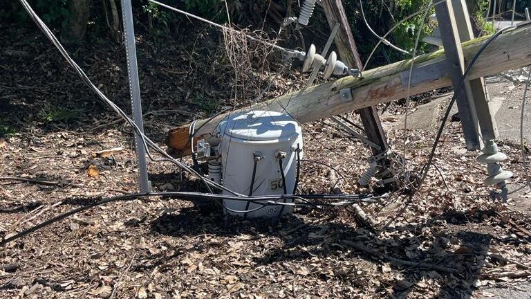 Un camión se llevó enredadas las líneas eléctricas.
