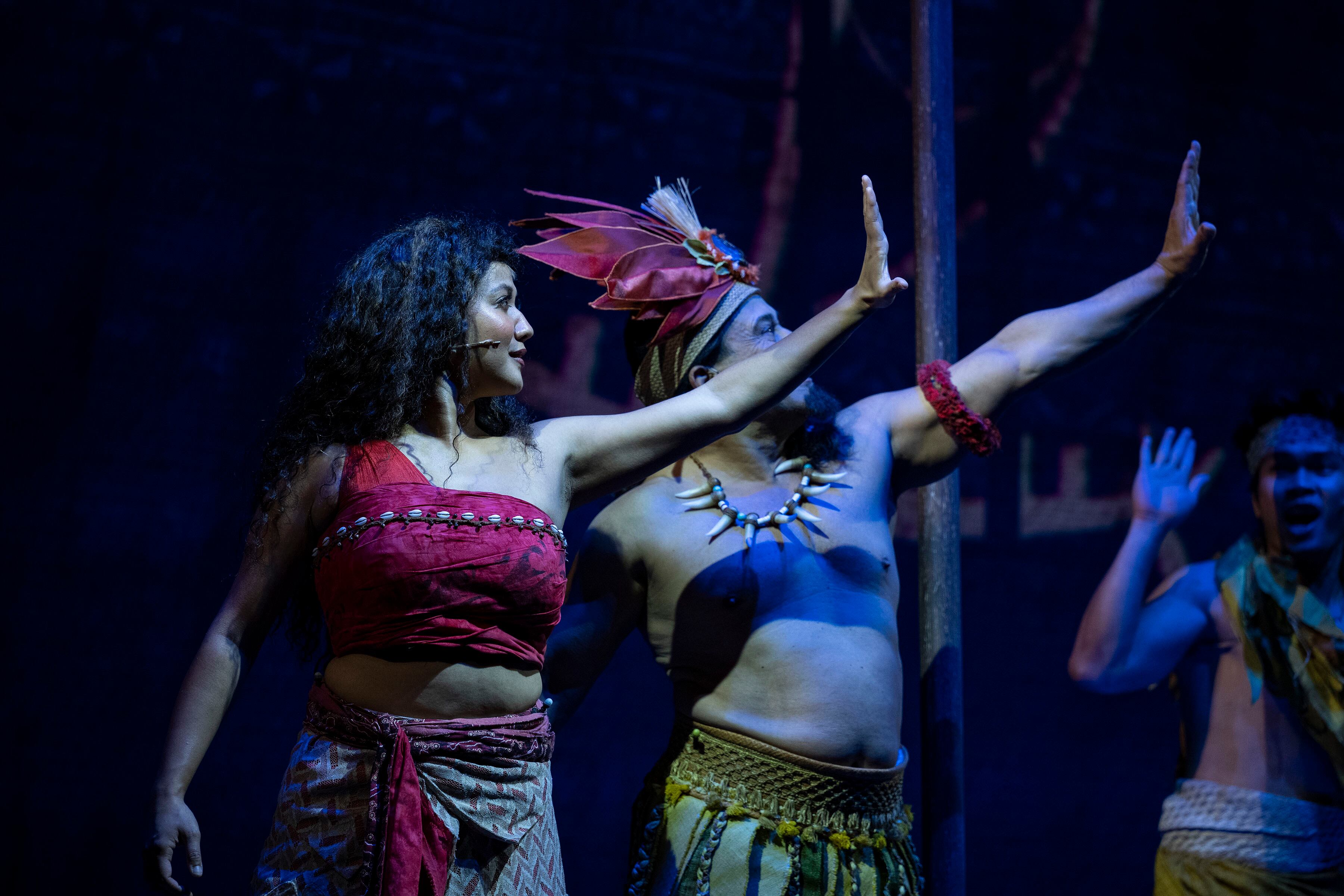 “Disney The Tale of Moana” da vida por primera vez a la historia de aventuras de Moana en el Walt Disney Theatre a bordo del nuevo barco de Disney Cruise Line, el Disney Treasure. Con una escenografía y una música llena de elementos de la cultura de las Islas del Pacífico que inspiran el clásico cuento de iniciación, esta innovadora producción sumergirá al público en una aventura transformadora por tierra y mar. Los visitantes vivirán la historia de Moana como nunca antes, con nuevas canciones, marionetas a gran escala y efectos especiales innovadores.