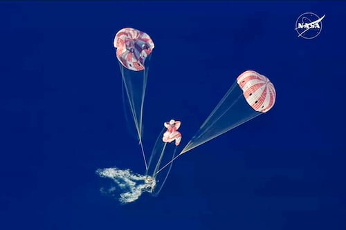 Ameriza en el Pacífico la cápsula tripulada de Artemis II