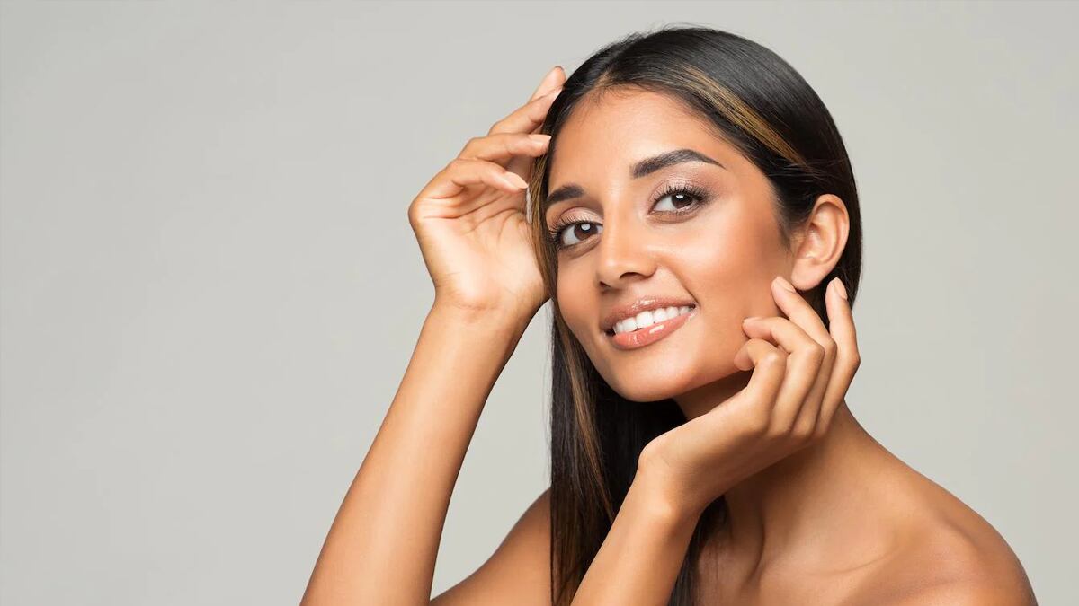 La rutina de skincare especial para pieles morenas: cómo mantener una textura lisa y sin impurezas